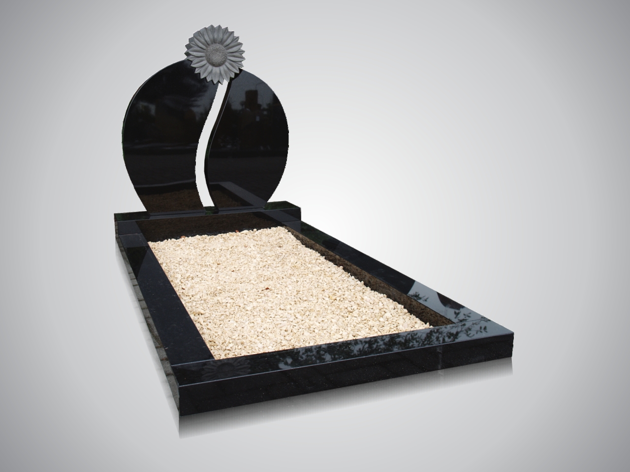 Modern familiegraf met sierlijke bloemsculptuur, geplaatst op begraafplaats in Den Haag